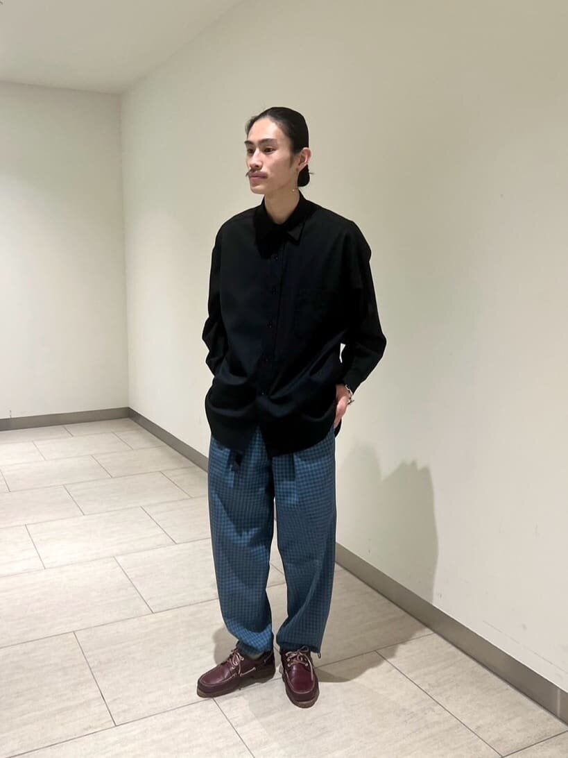 ワイドパンツとシャツのコーデ