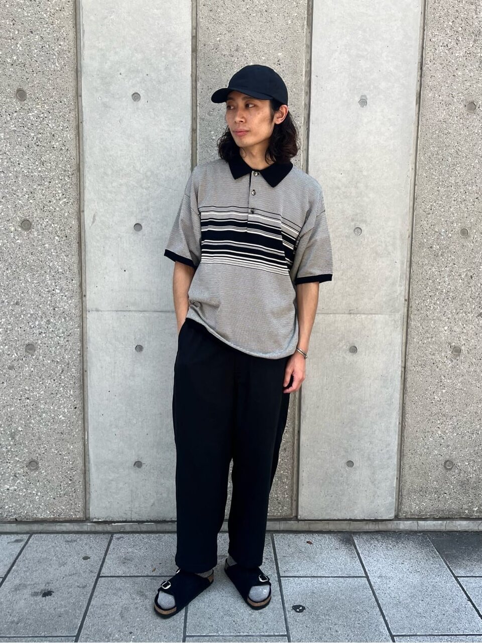 ワイドパンツとポロシャツのコーデ