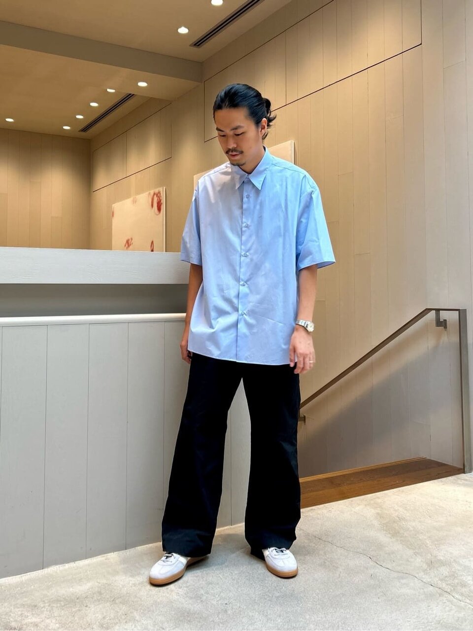 ワイドパンツとシャツのコーデ