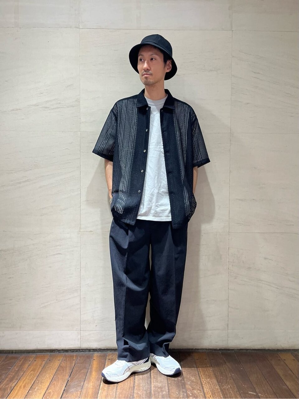 ワイドパンツとシアーシャツのコーデ