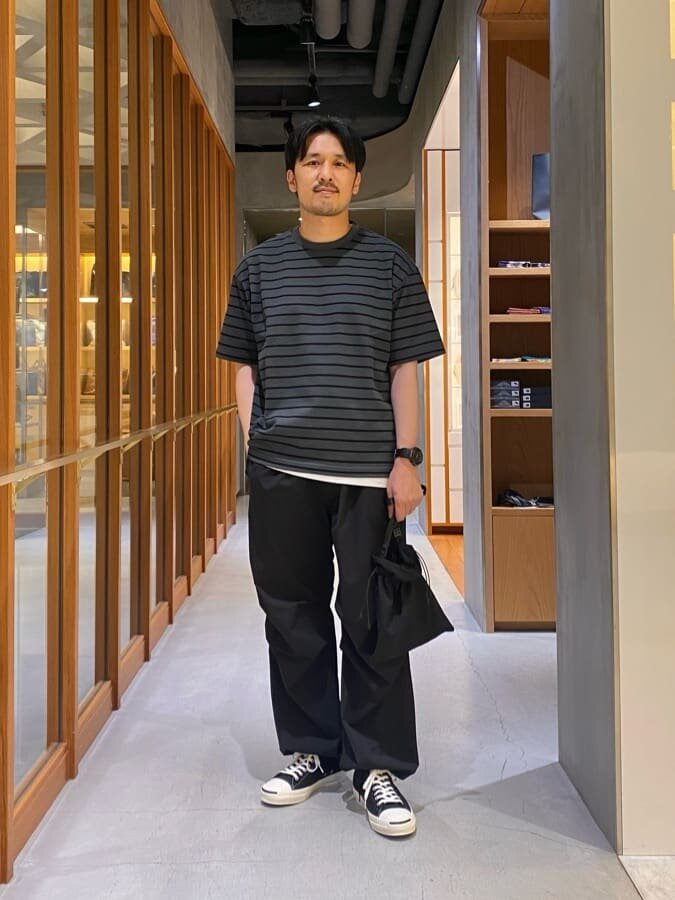 ワイドパンツとボーダー柄Tシャツのコーデ