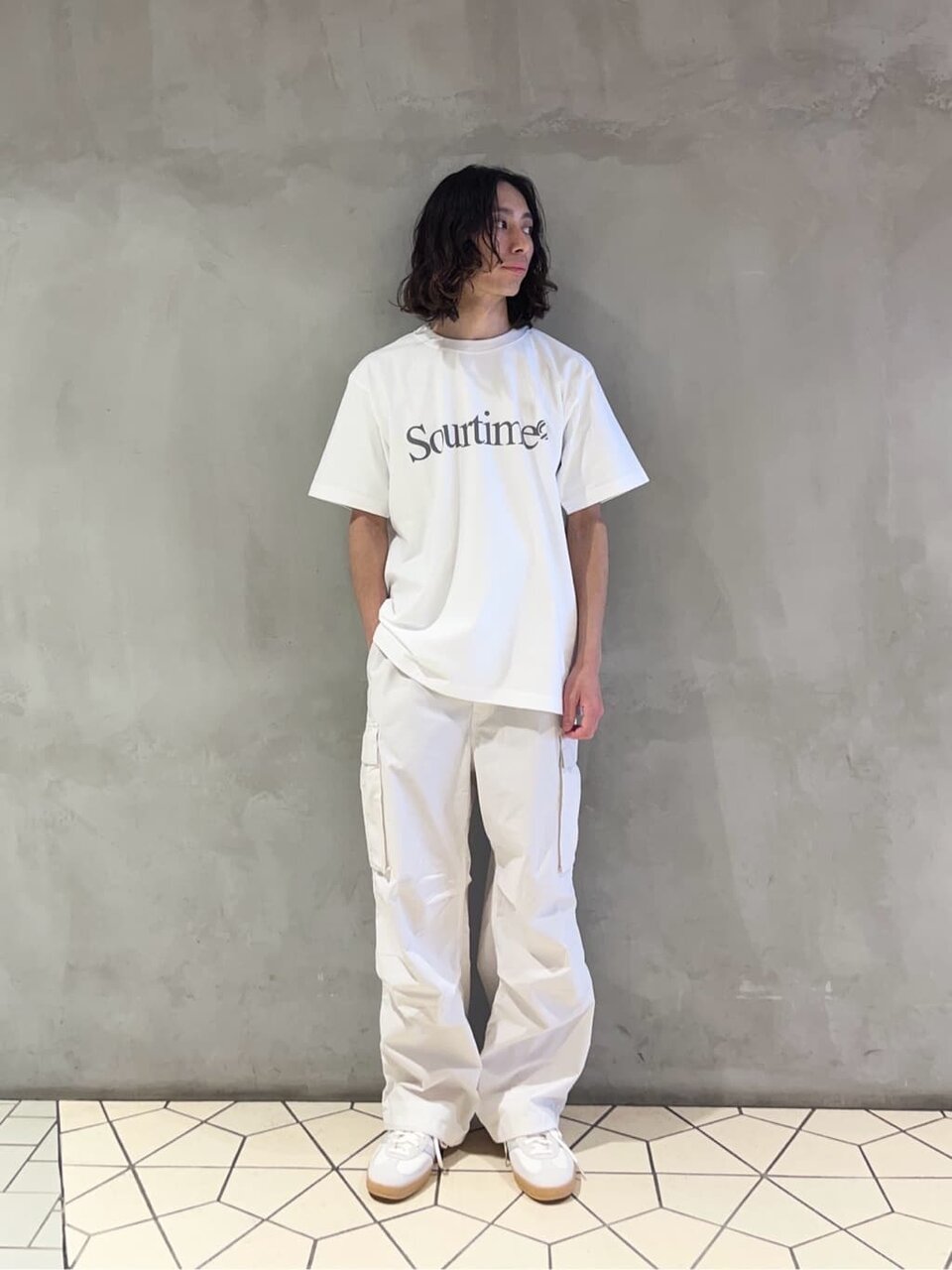 ワイドパンツとロゴTシャツのコーデ