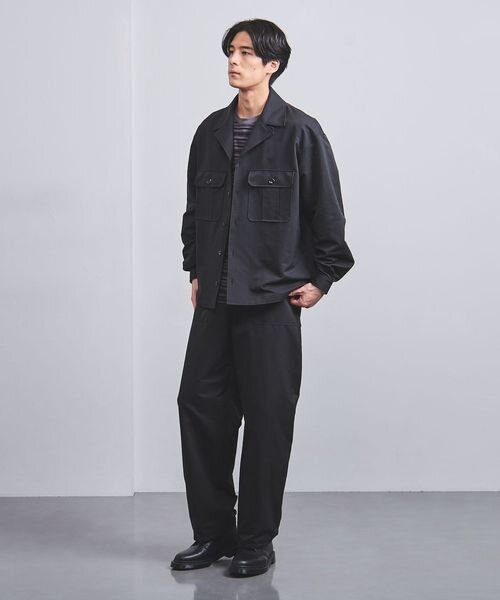 ワイドパンツにレザーシューズをあわせた着こなし