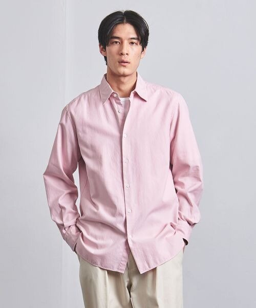 襟付きシャツを着た男性