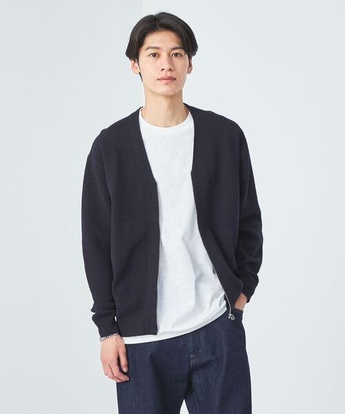 カーディガンとカットソーを着た男性