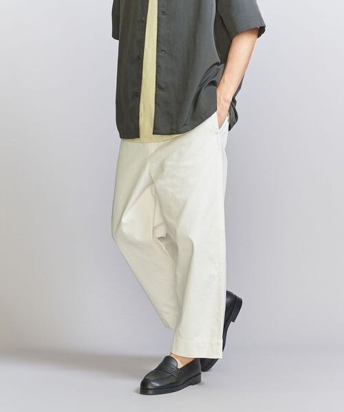 ワイドパンツを履く男性