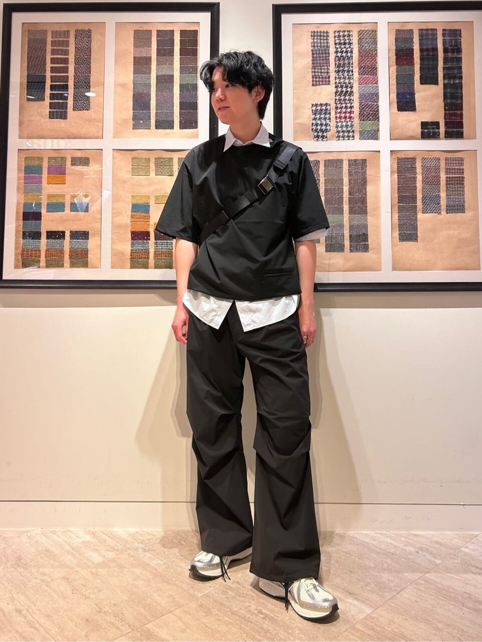 Tシャツとシャツ、イージーパンツを着た男性