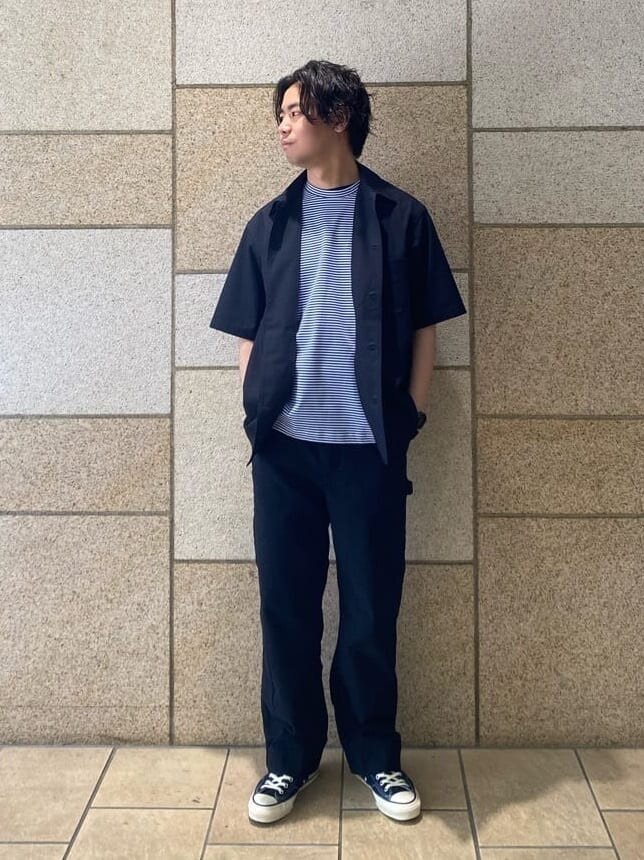 シャツとペインターパンツを着た男性