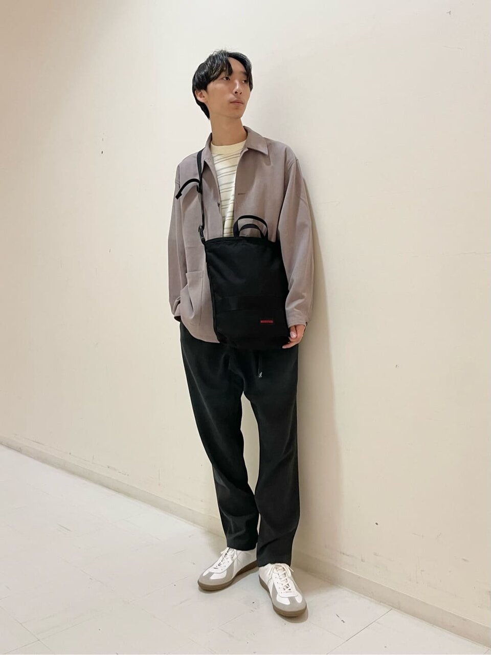 カバーオールとイージーパンツを着た男性