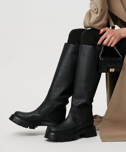 ロングブーツを履いた女性