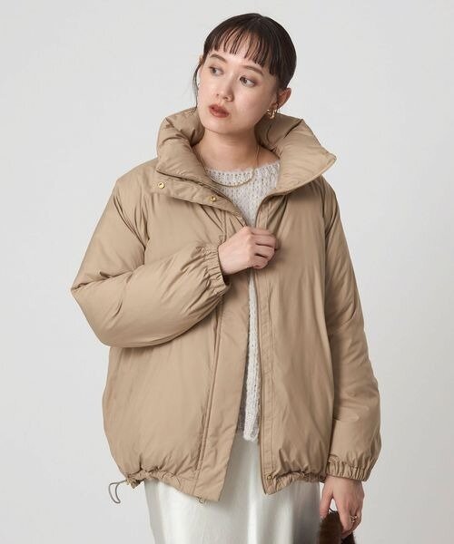 ダウンジャケットを着た女性