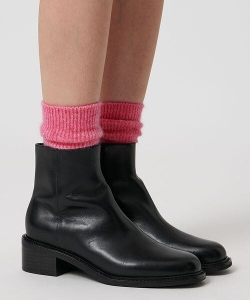 ピンクの靴下をはいた女性