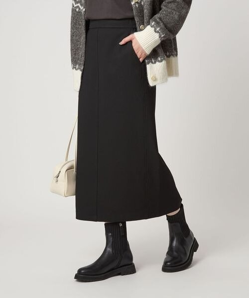 裏起毛のスカートをはいた女性