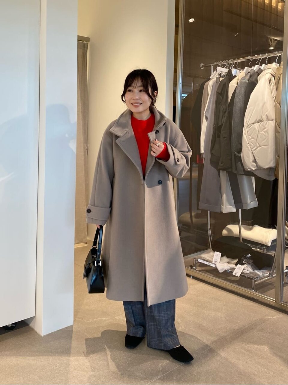 スタンドカラーコート×フレアパンツのコーデ