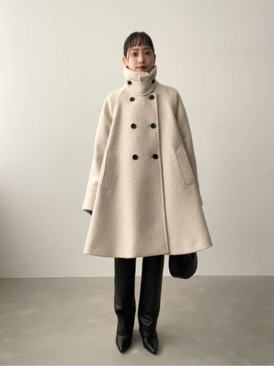 Aラインコート×ロングブーツのコーデ