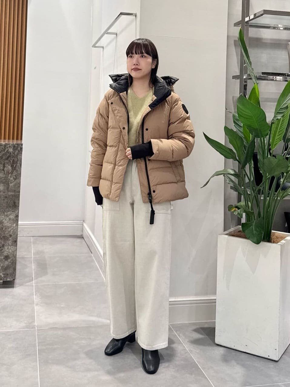 ピンクの靴下をはいた女性