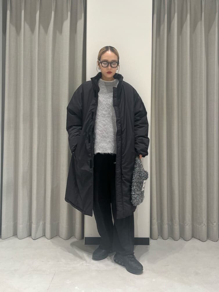 ダウンコート×スウェットパンツのコーデ