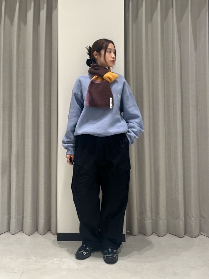 裏起毛スウェット×ニットストールのコーデ