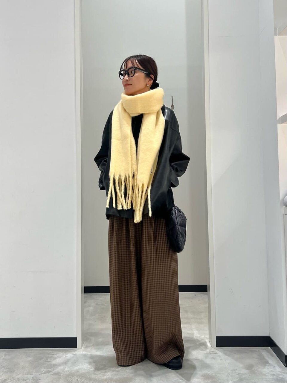 レザーライクジャケット×マフラーのコーデ