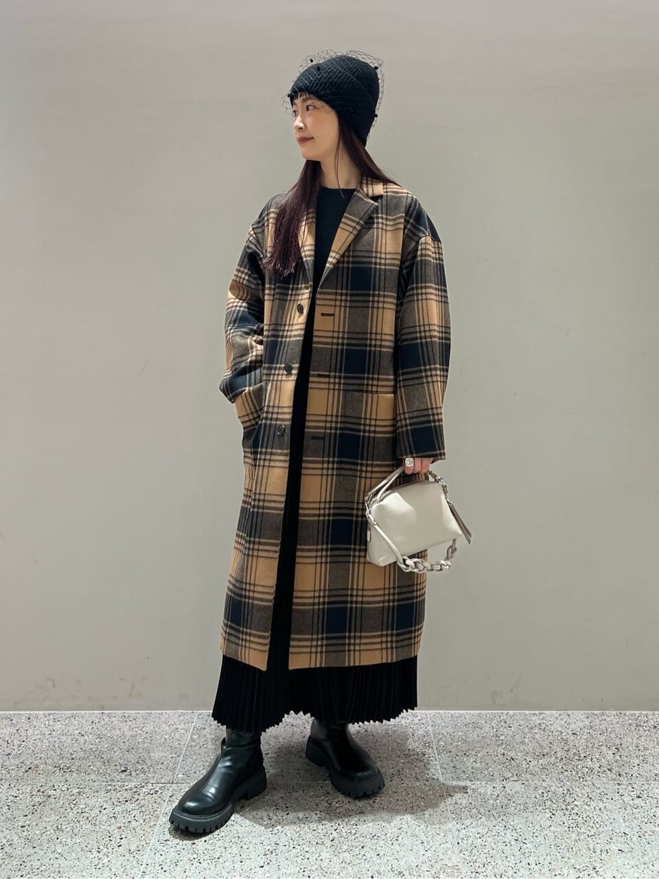 チェック柄コート×ニットキャップのコーデ
