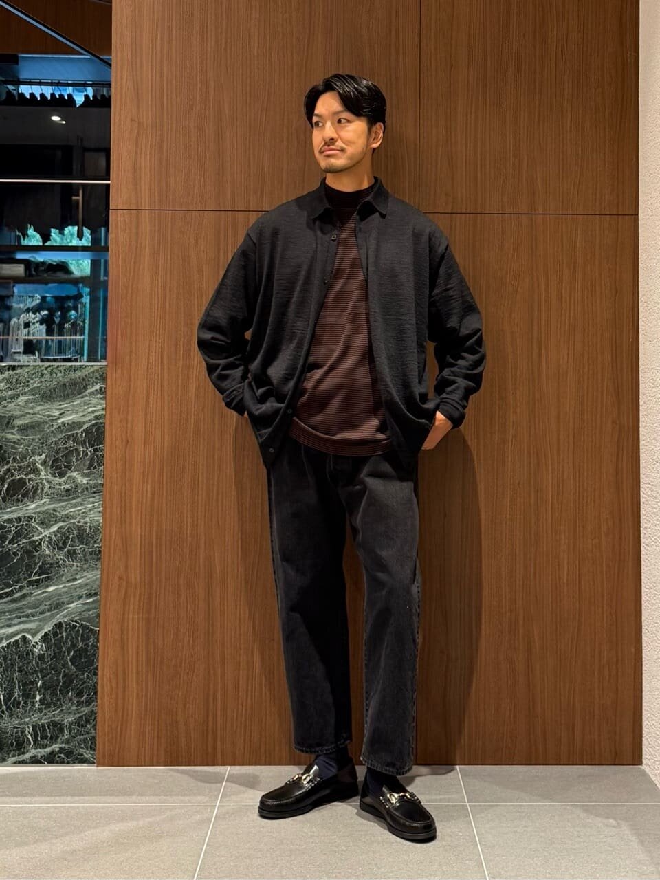 ポロカーディガンとデニムを着た男性