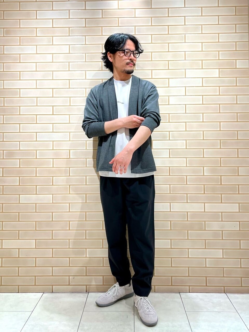 イージーカーディガンとパンツを着た男性