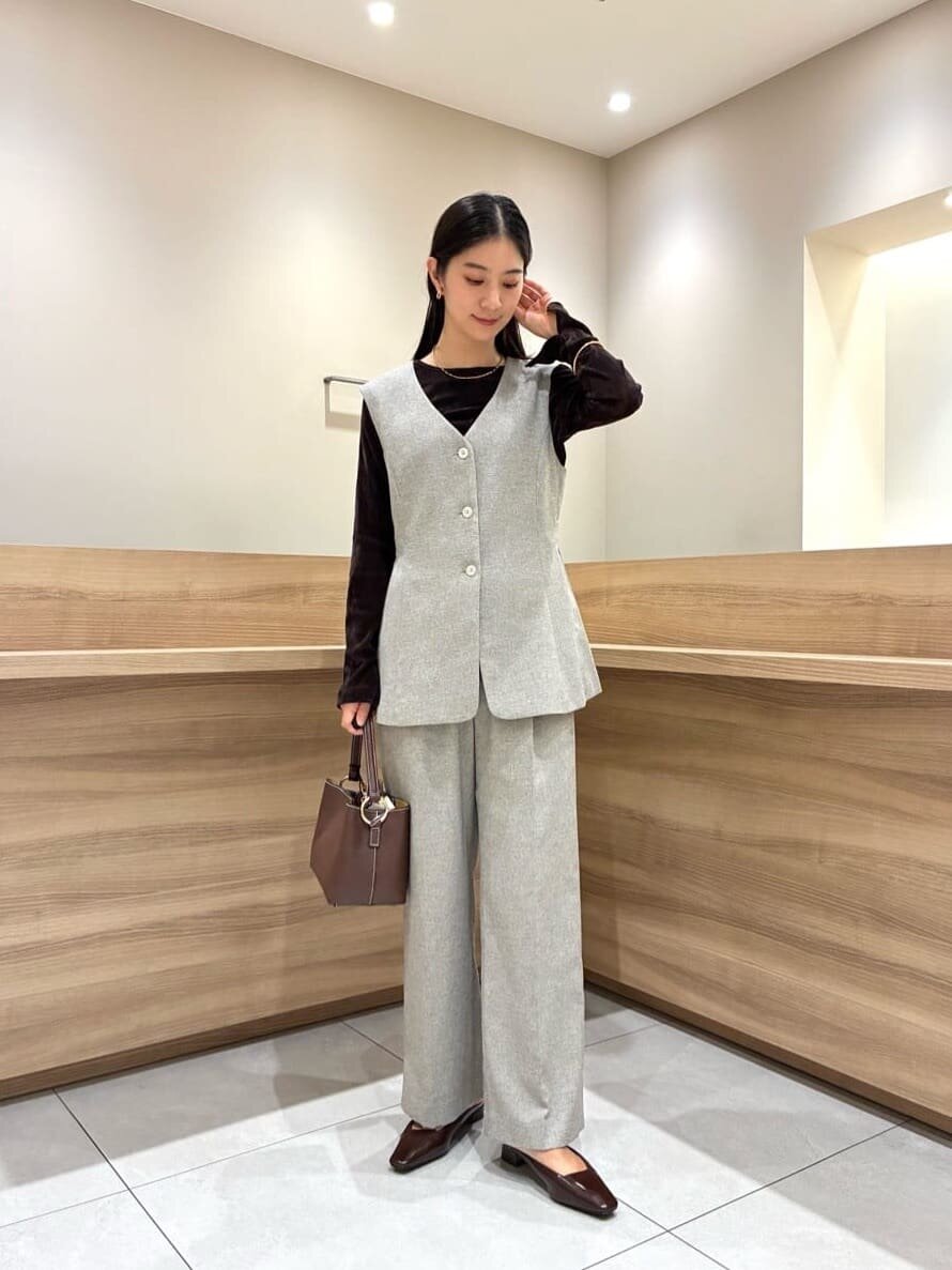 ジレのセットアップを着た女性