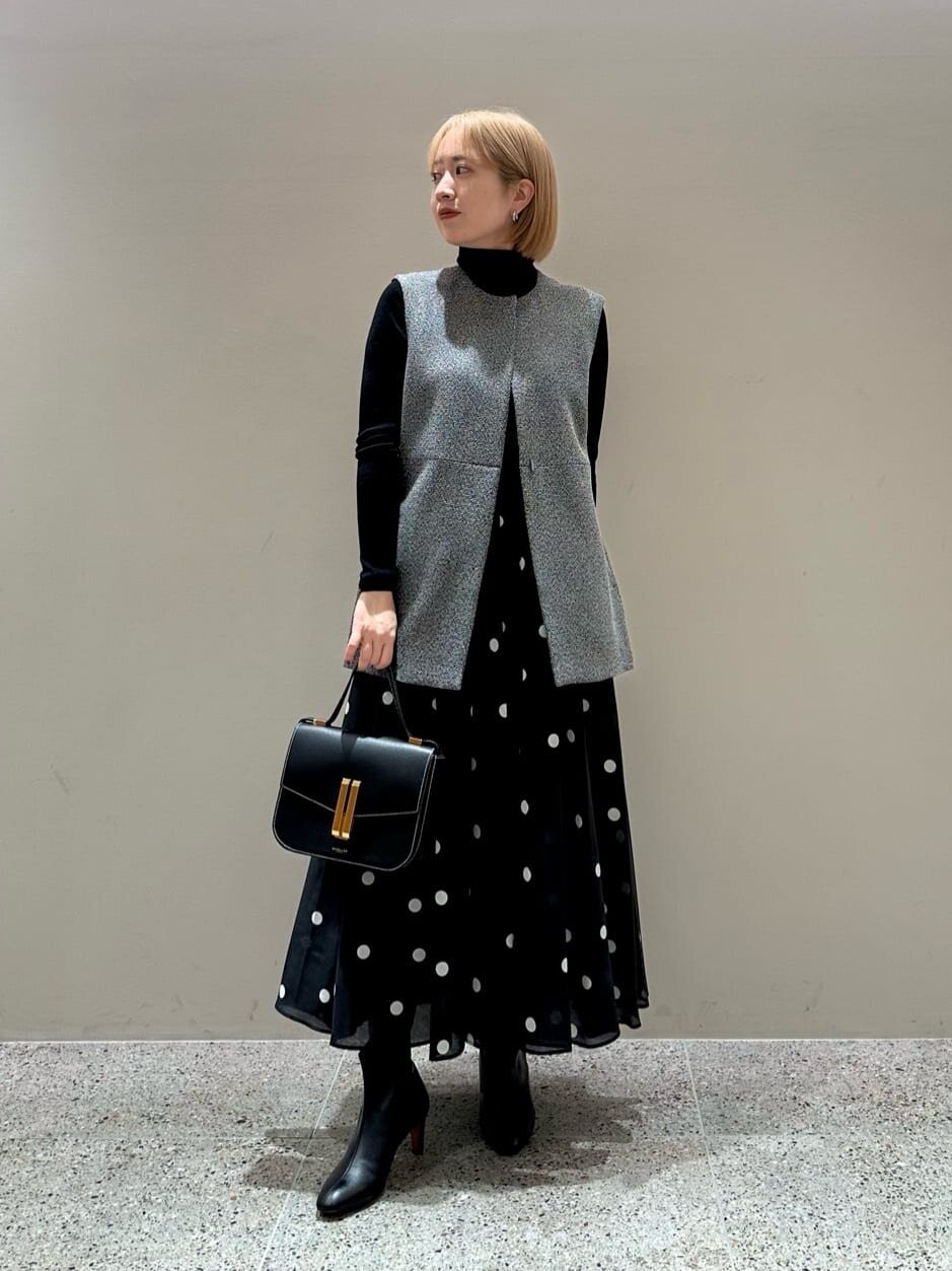 ジレとドットスカートを着た女性