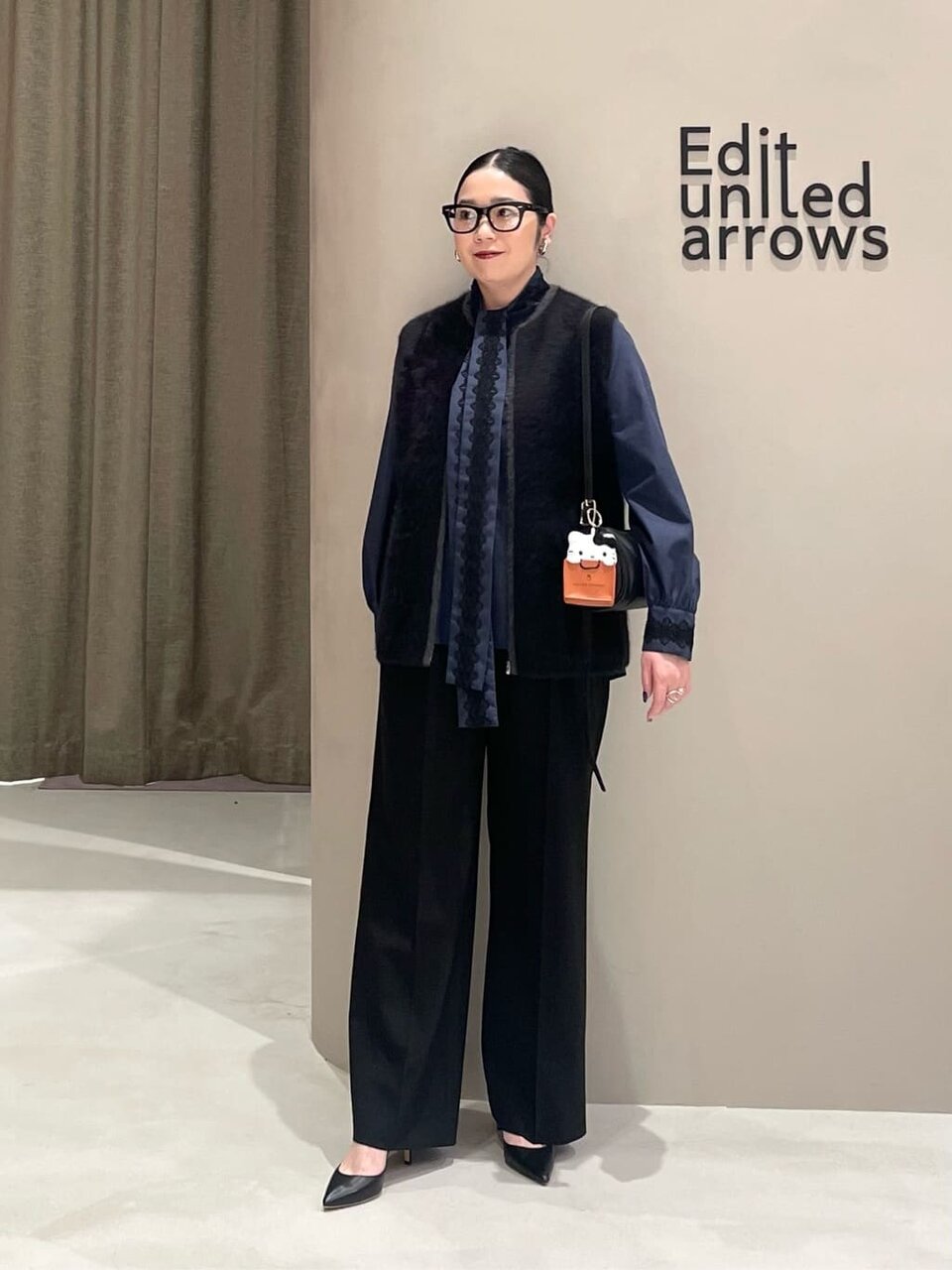 ジレとワイドパンツを着た女性