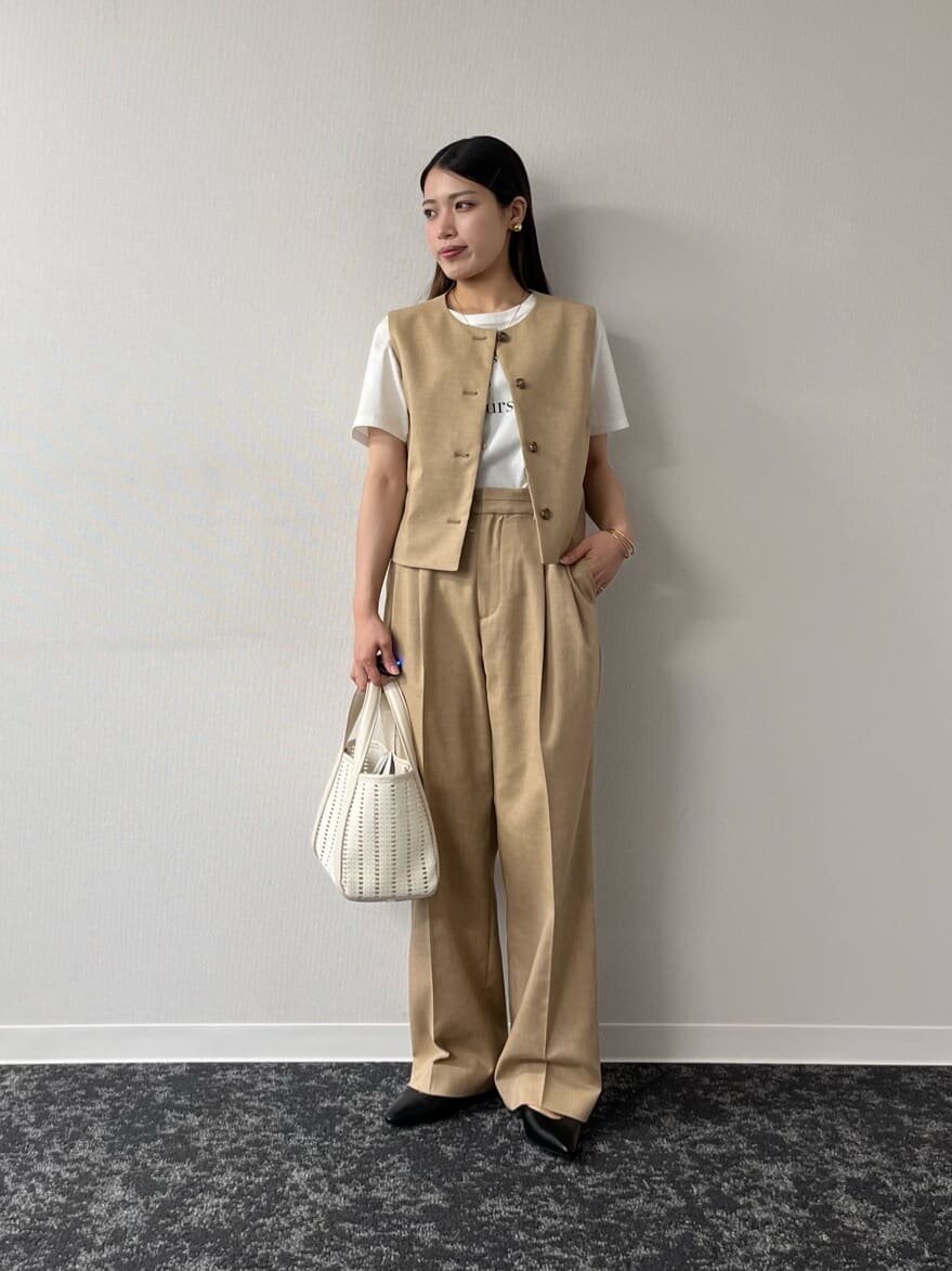 ショートジレとTシャツを着た女性