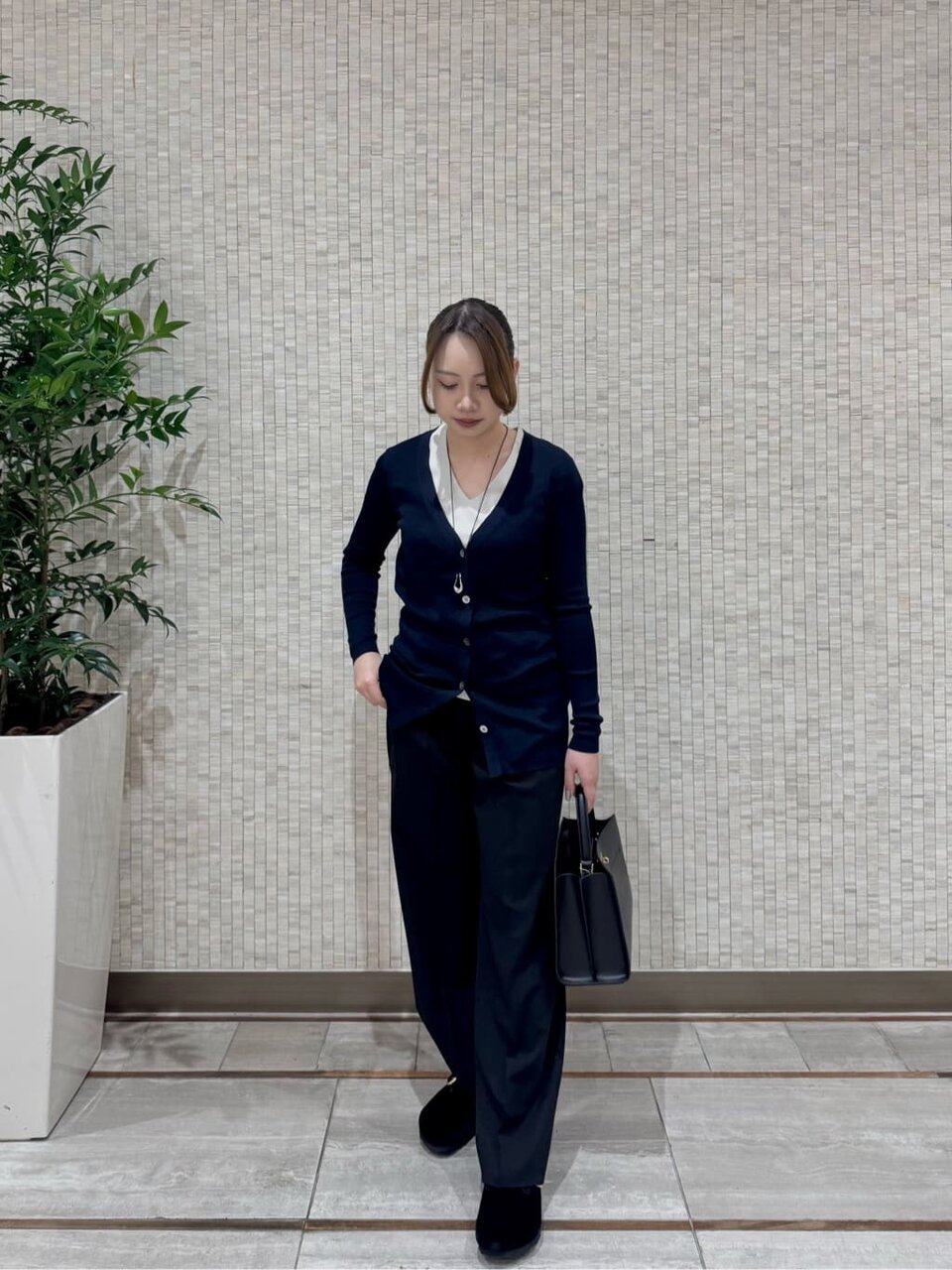 カーディガンとパンツを着た女性