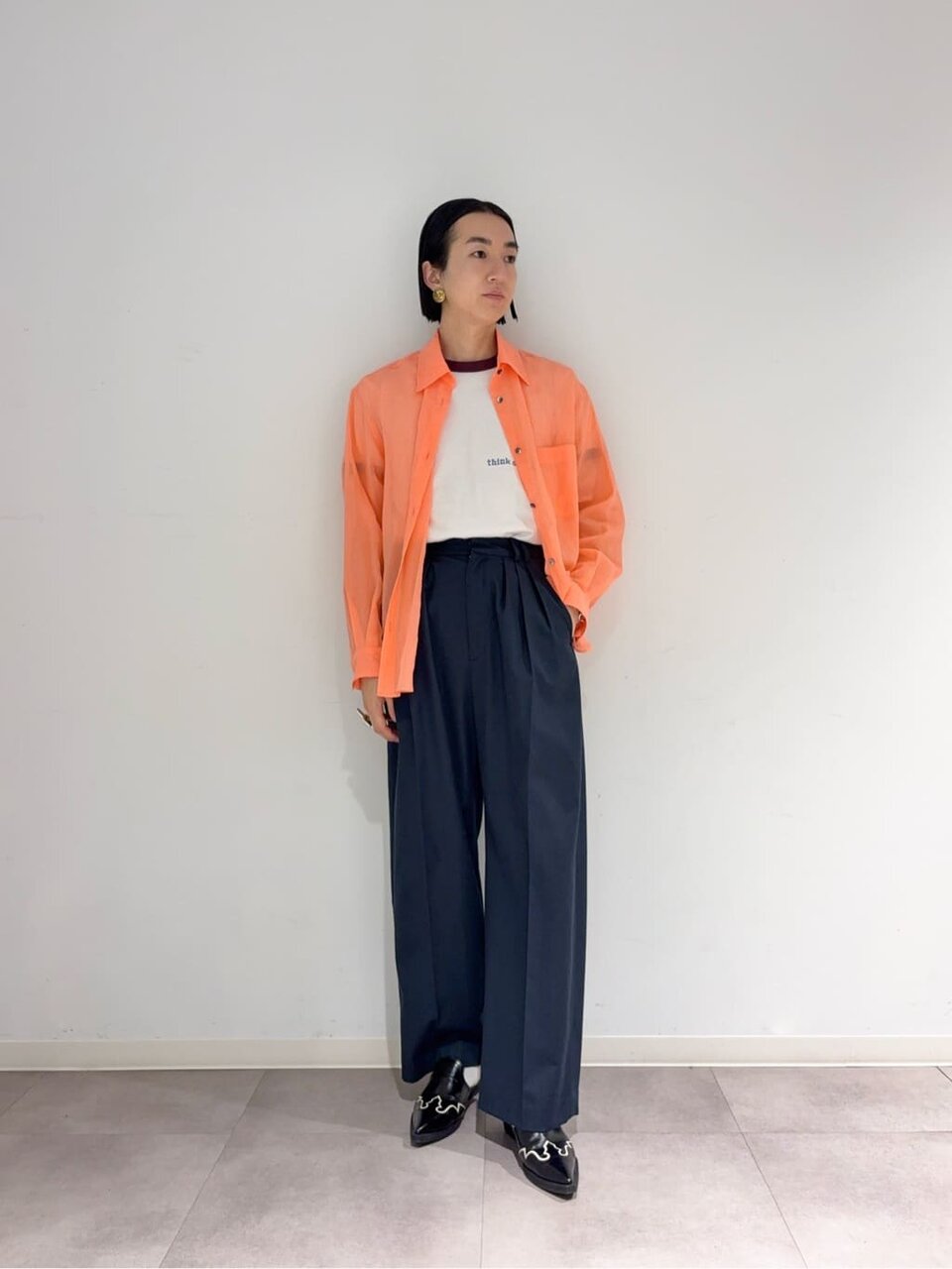 ピンクのシャツとデニムを着た女性