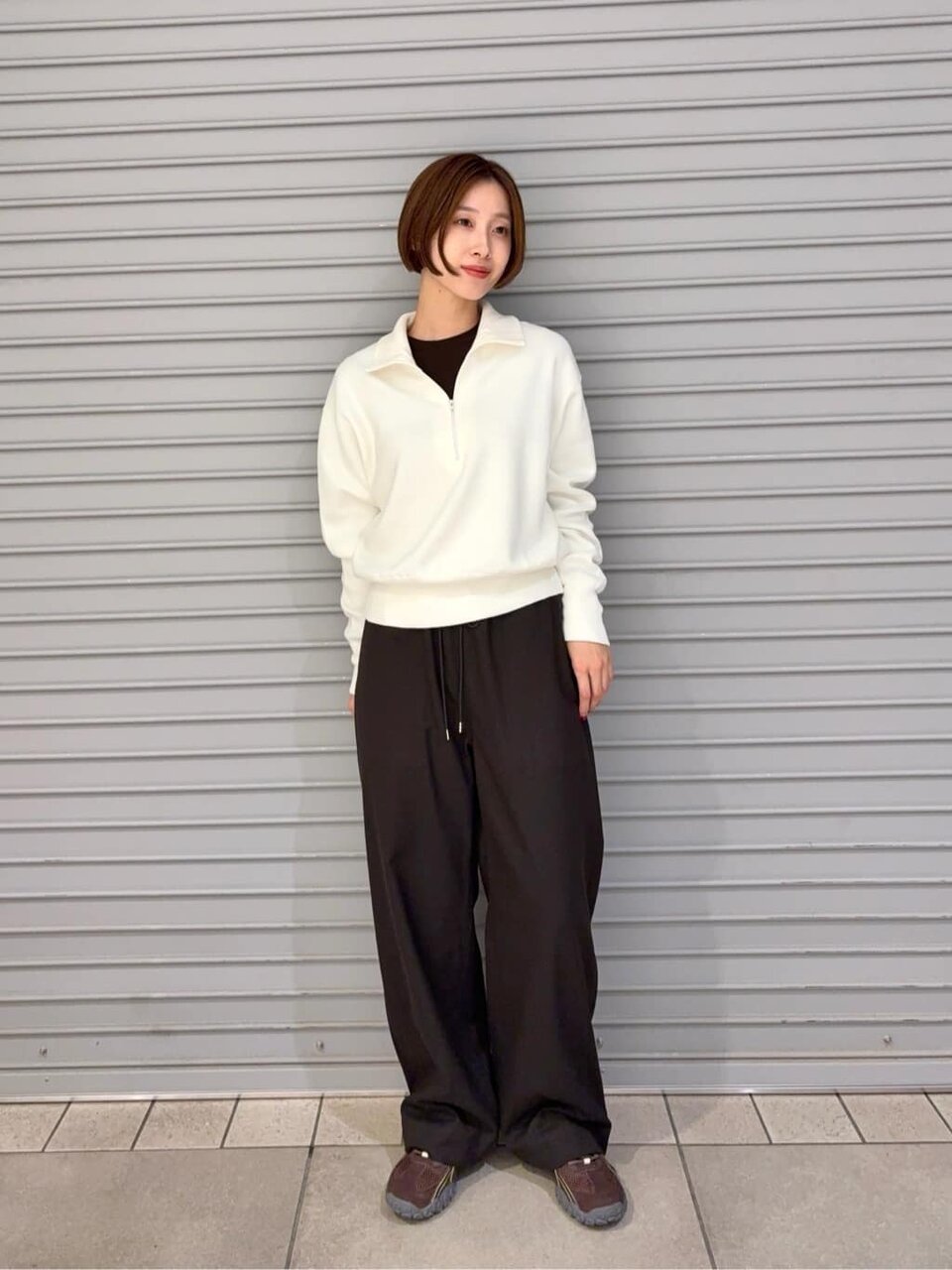 白スウェットと茶色いパンツ絵起きた女性