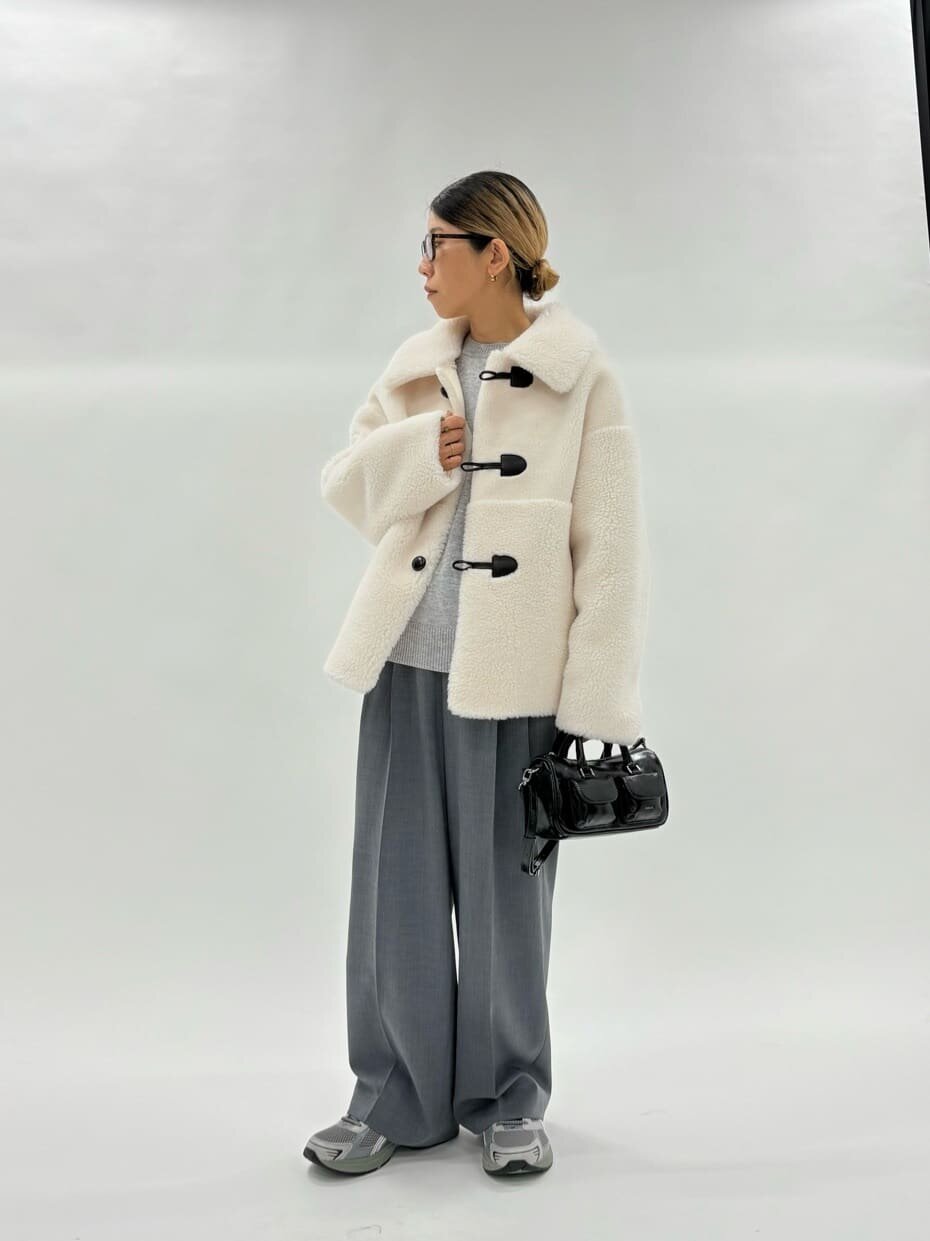 ダークグレーのパンツ×黒のノーカラーコートのコーデ