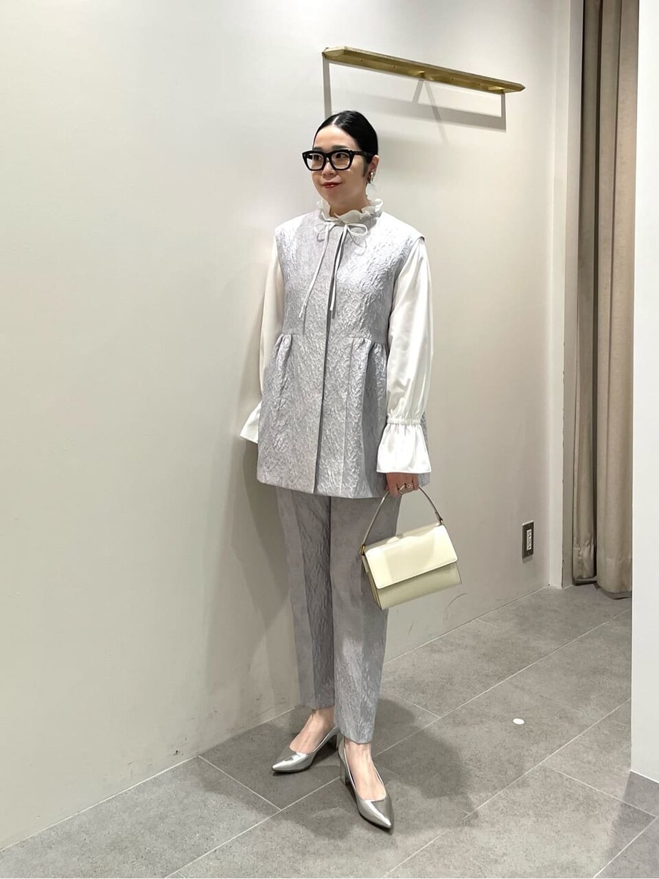 ジャガードのセットアップを着た女性