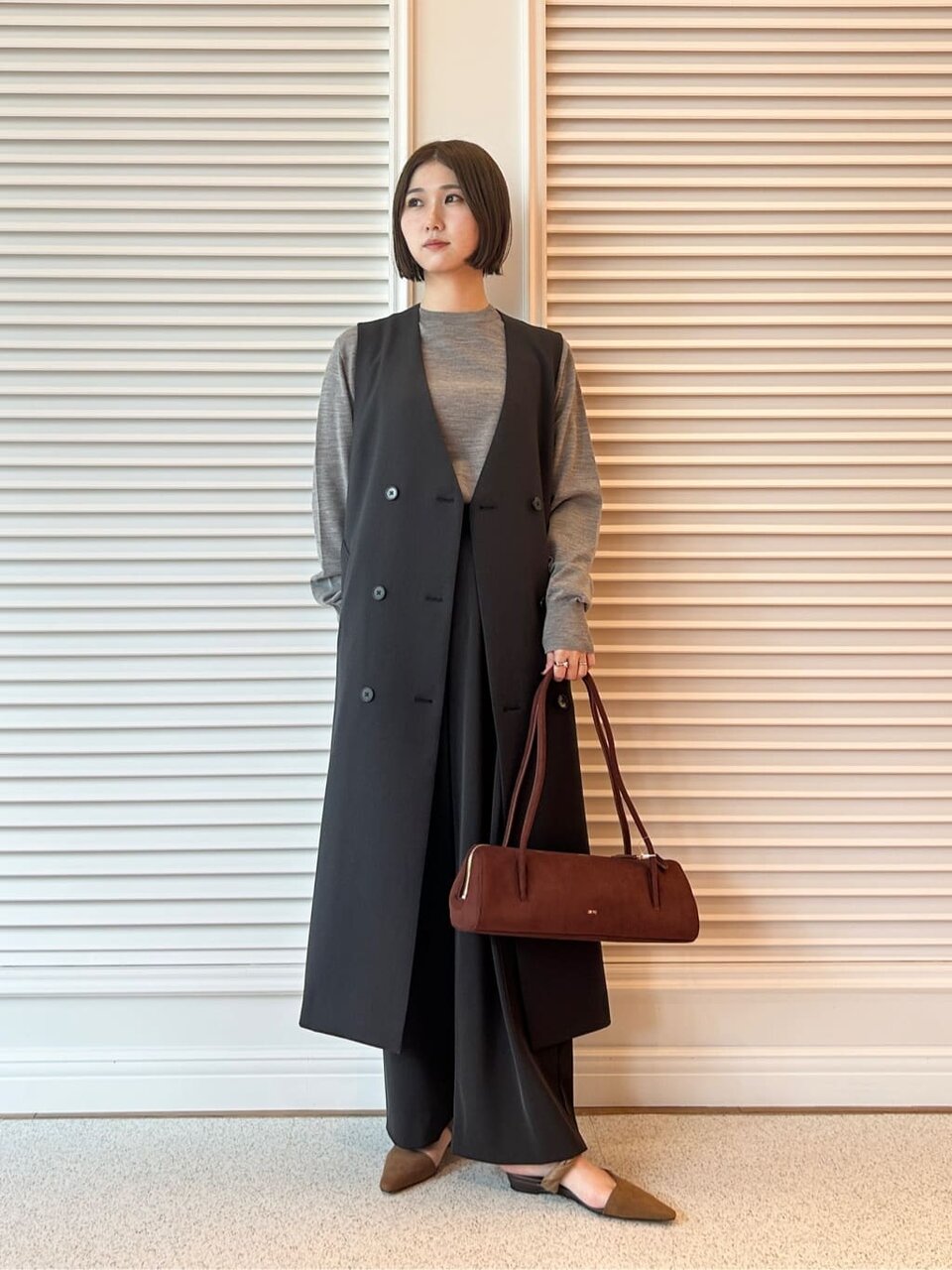 ジャンパースカートを着た女性