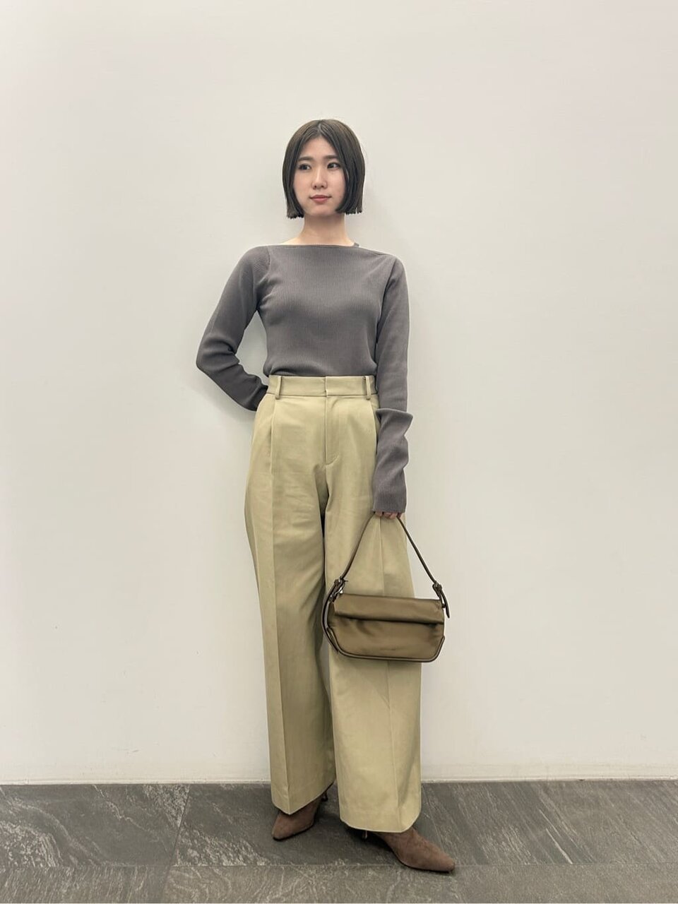 リブニットとチノパンを着た女性