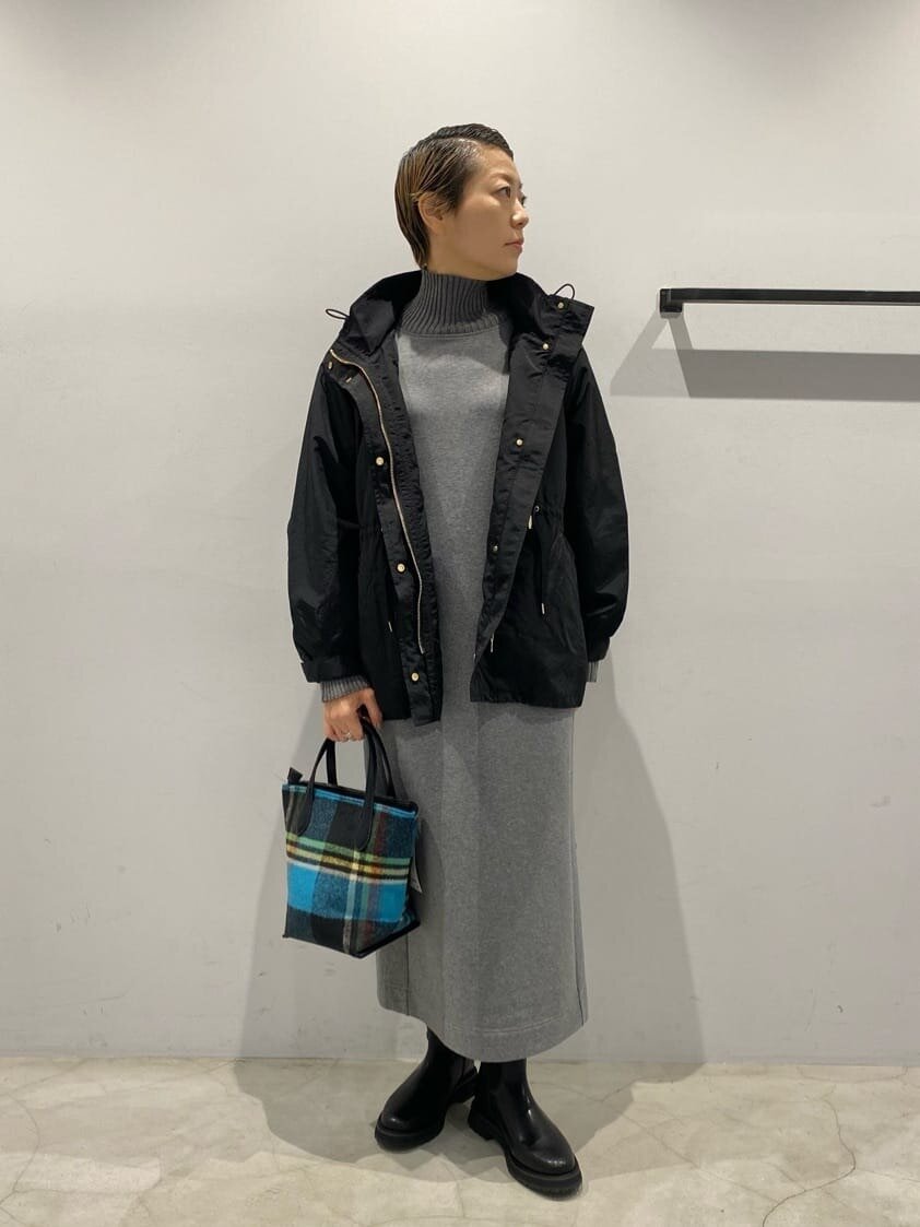 マウンテンパーカー×ワンピースコーデ