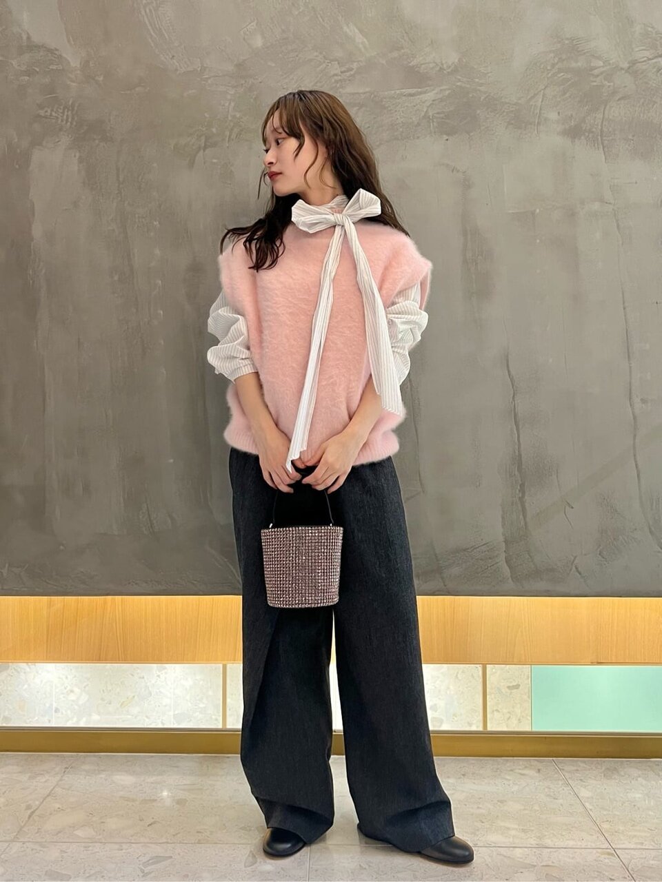 ブラウスとテーパードパンツを着た女性