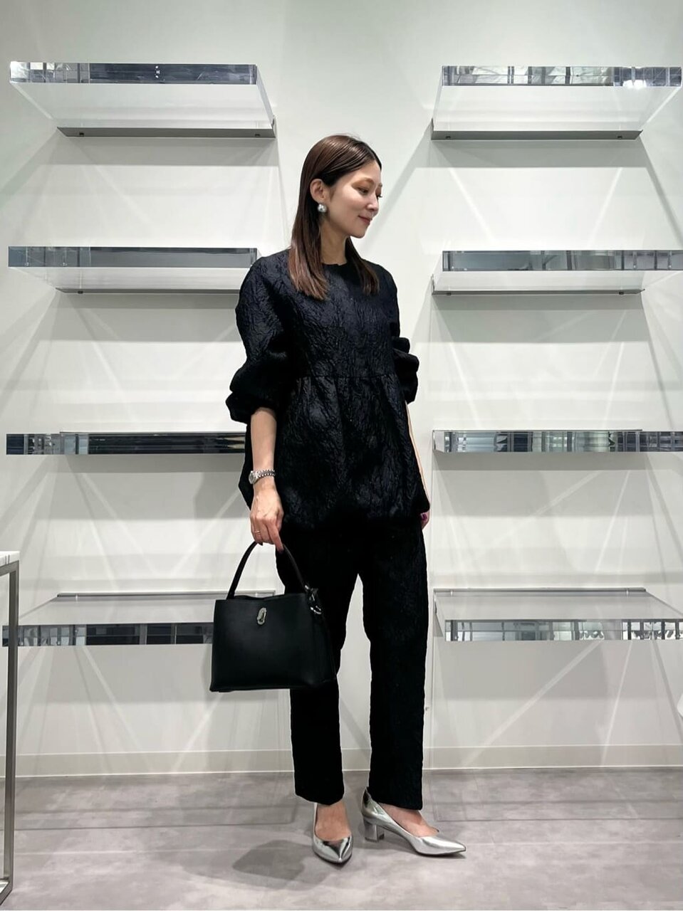 ニットベストを着た女性