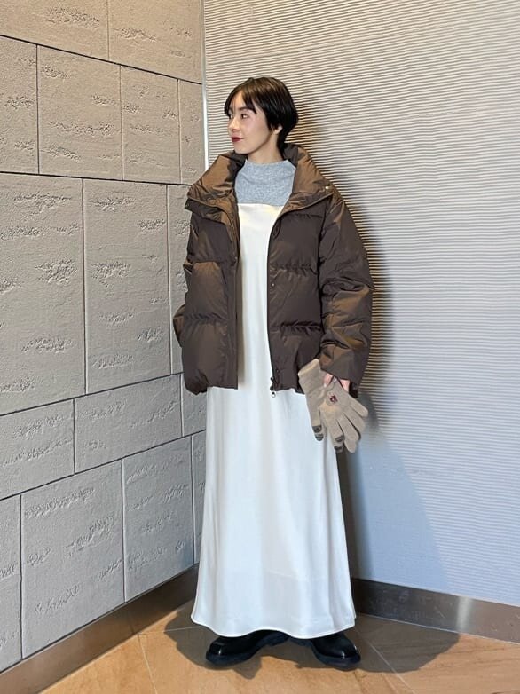 ニットベストを着た女性