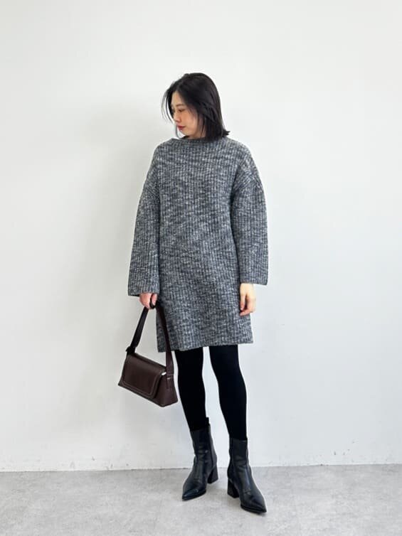 ニットベストを着た女性