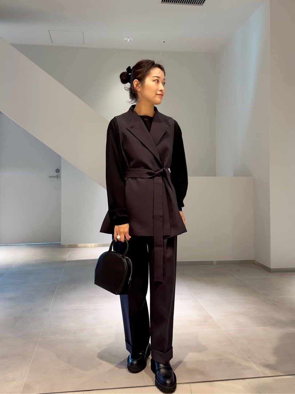 ニットベストを着た女性