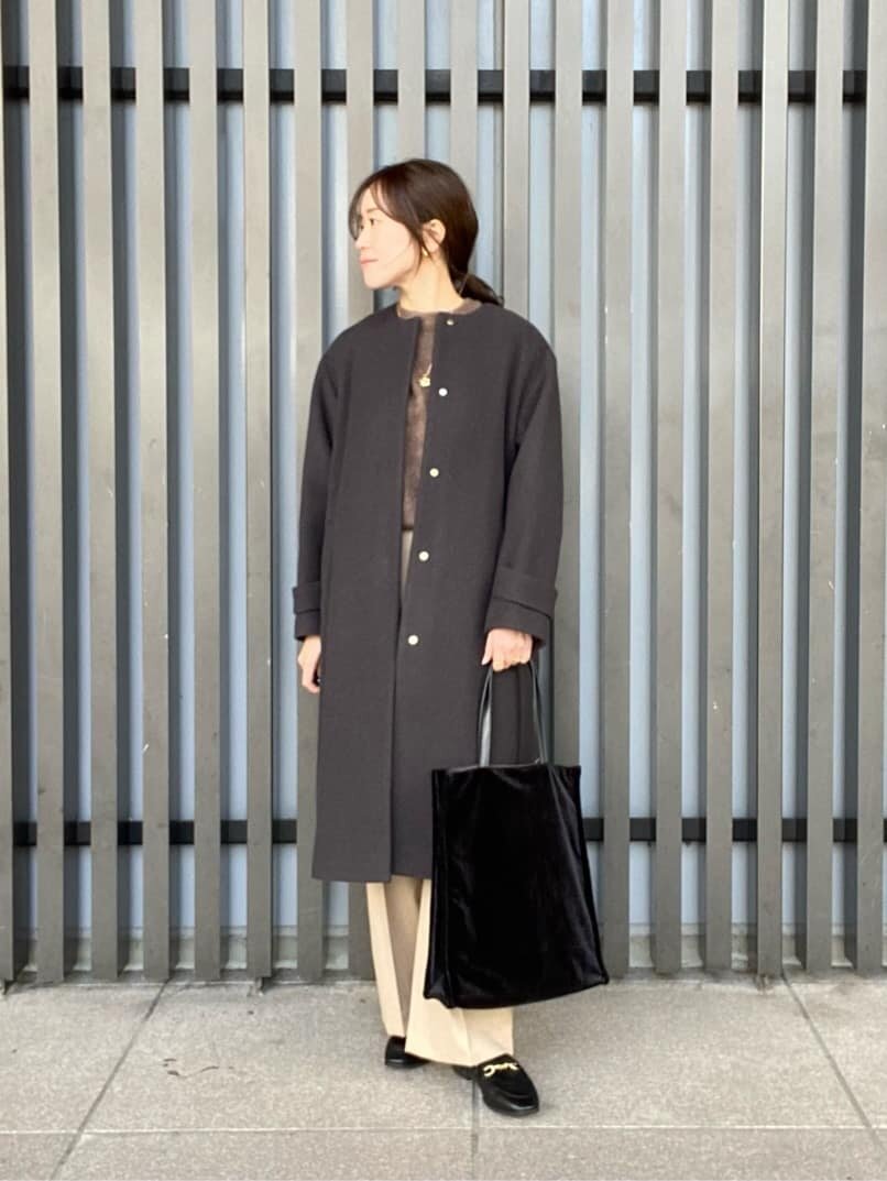 ニットベストを着た女性