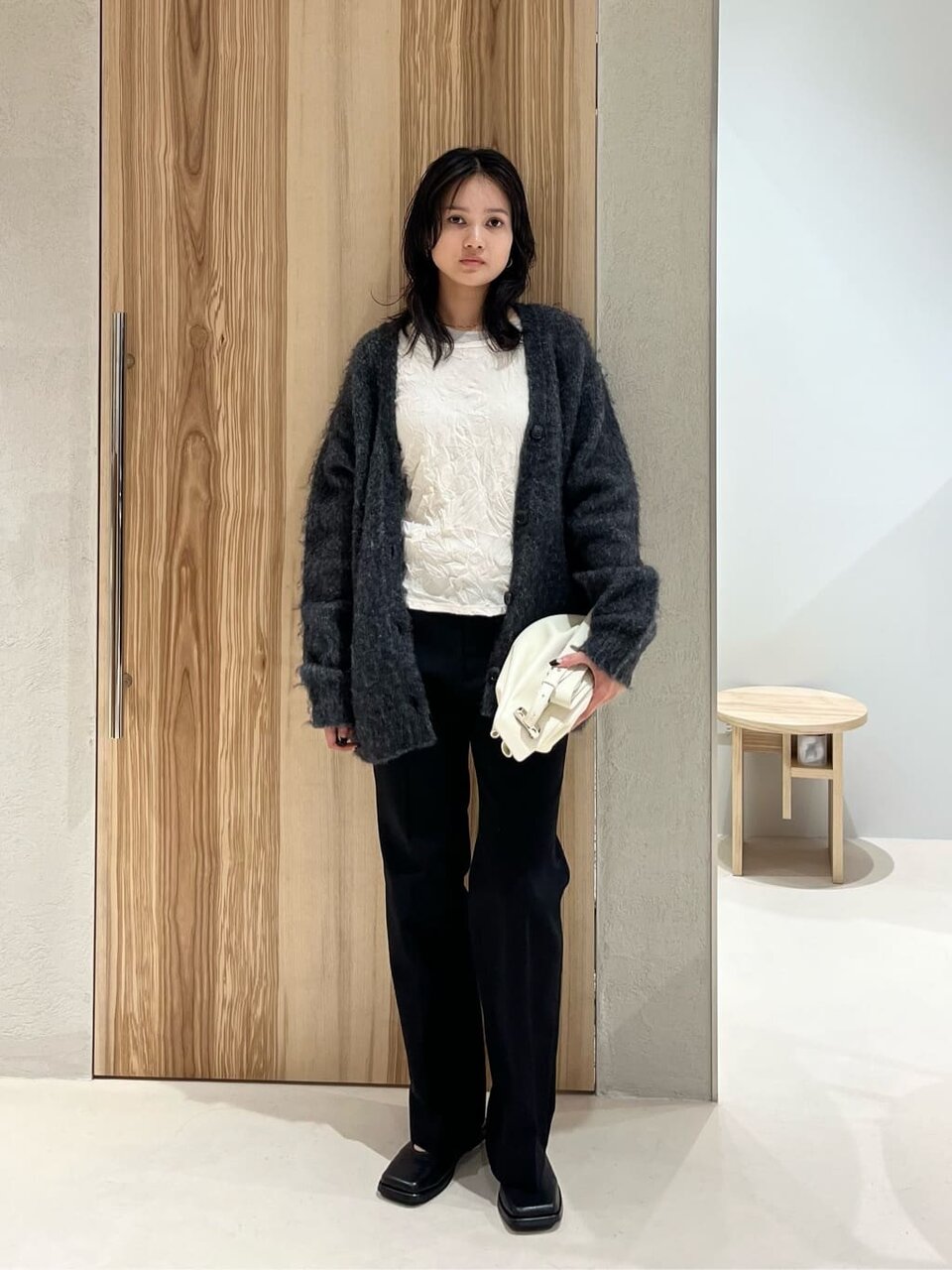 ニットベストを着た女性