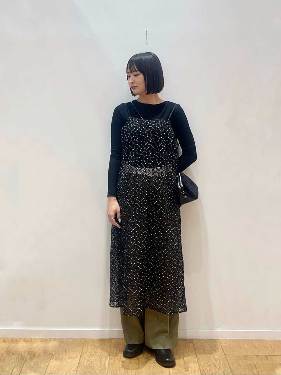 ニットベストを着た女性