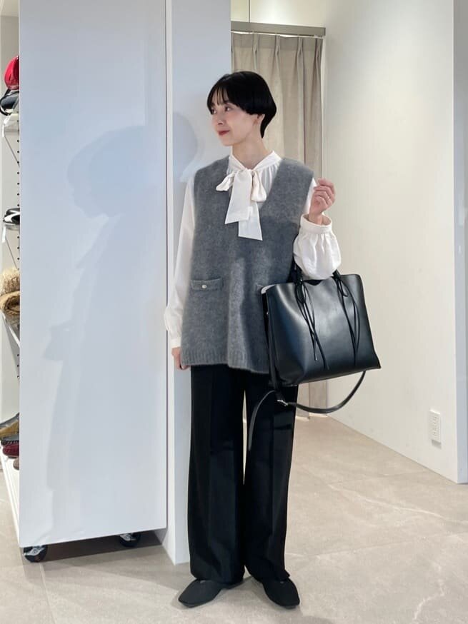 ニットベストを着た女性