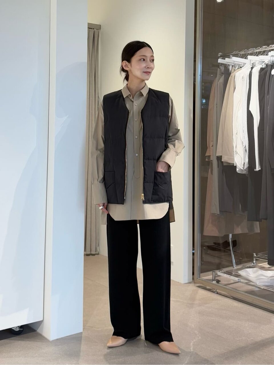 ベストを着た女性