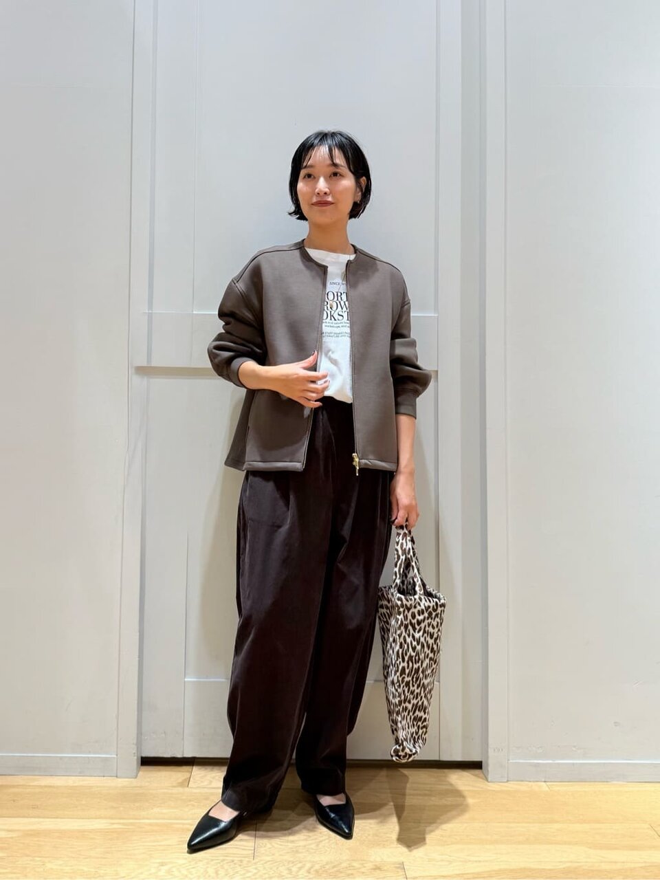 ノーカラーブルゾンを着た女性