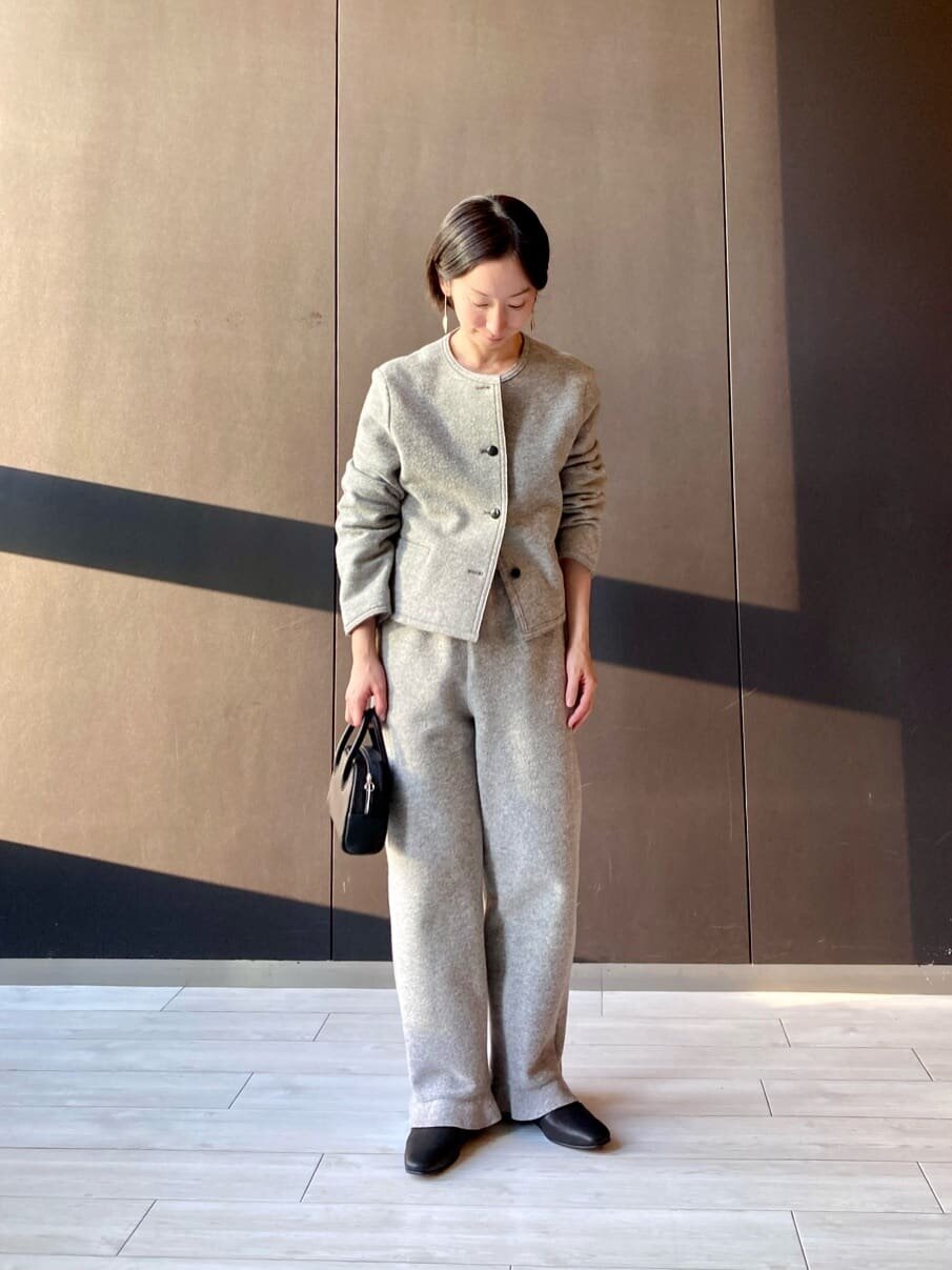 セットアップを着た女性